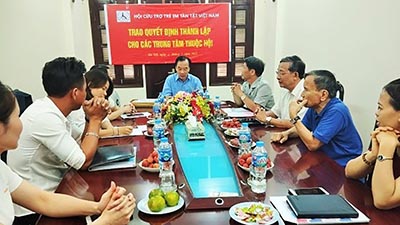 Hội Cứu trợ trẻ em tàn tật Việt Nam trao quyết định thành lập các trung tâm trực thuộc hội