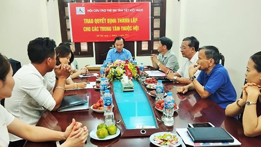 Hội Cứu trợ trẻ em tàn tật Việt Nam trao quyết định thành lập các trung tâm trực thuộc hội