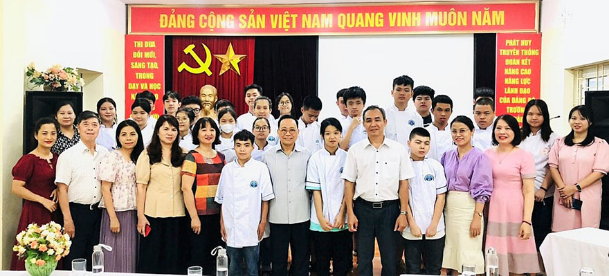 Khai giảng lớp học nghề cho học sinh khuyết tật