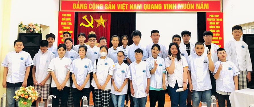 Các Đại biểu chụp ảnh lưu niệm với các cháu học sinh khuyết tật 