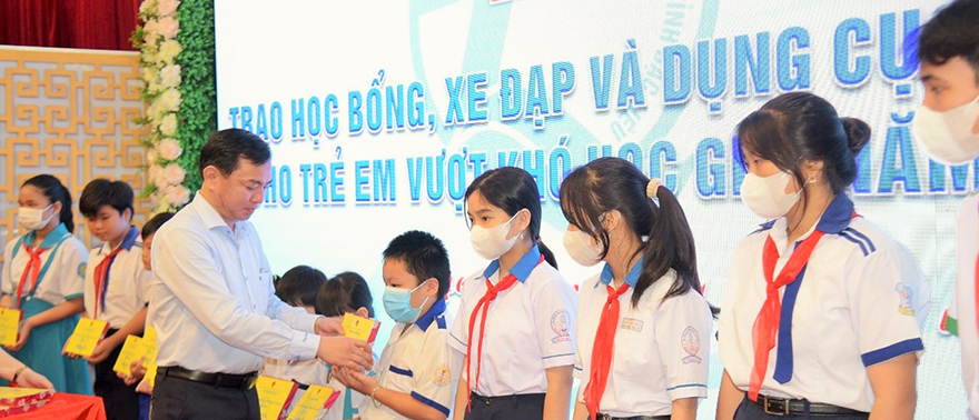 Hỗ trợ trẻ em có hoàn cảnh khó khăn, trẻ em hộ nghèo chuẩn bị năm học mới 